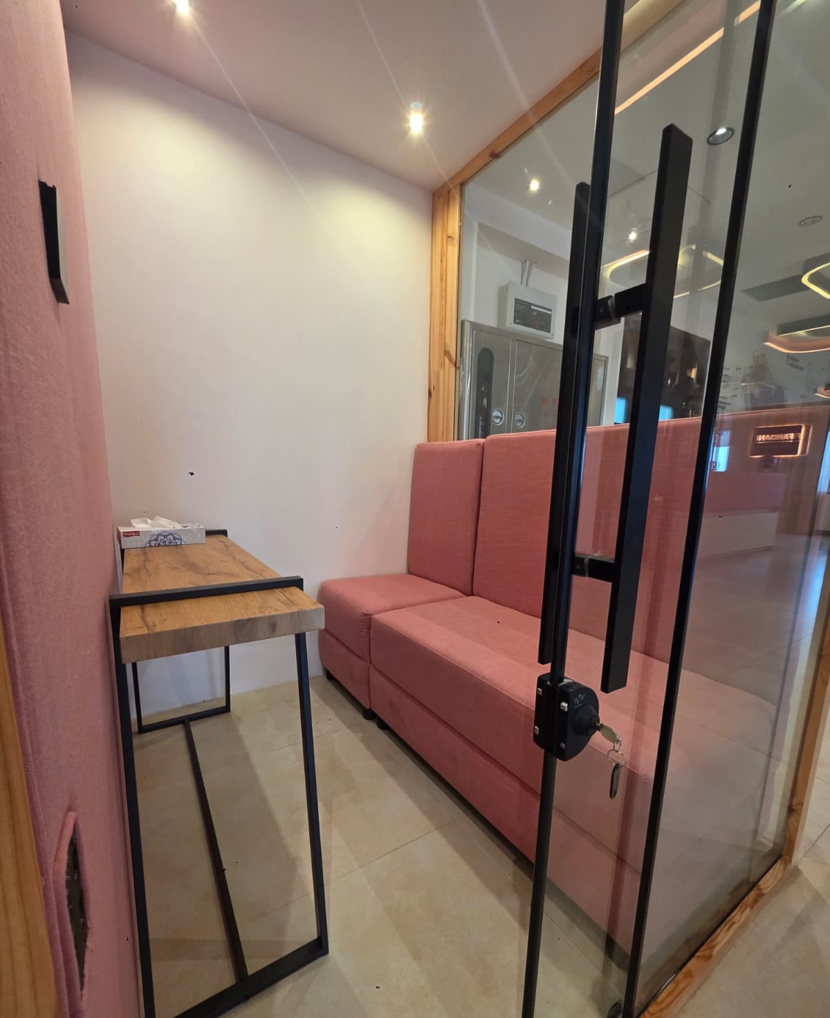Fusion, its banquette and console from the doorway