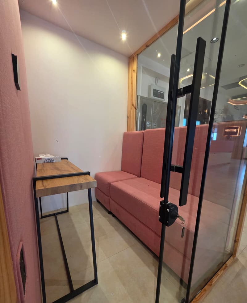 Fusion, its banquette and console from the doorway